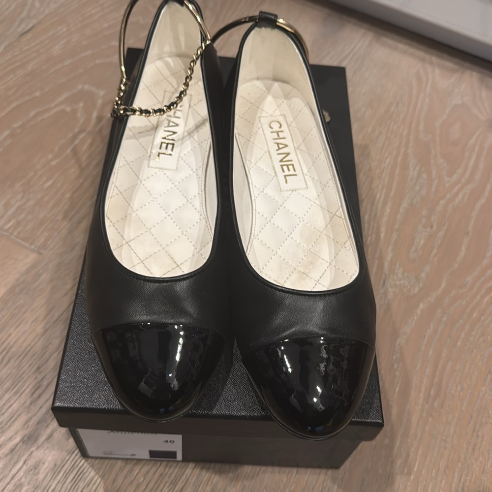 Chanel ballet flares with patent toe and chain and charms around the ankle - Picture 12 of 12